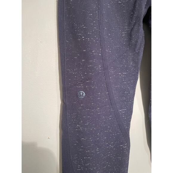 Lululemon Free To Flow 7/8 Tight in Midnight Navy/White - Picture 9 of 10